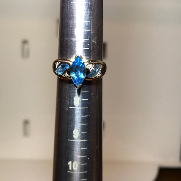 Beautiful 10k blue topaz and diamond ring - Picture 2 of 11